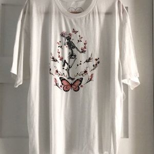 🦋☠️💖Semi-crop skeleton & butterflies screened Top! New with tags! Size 2X